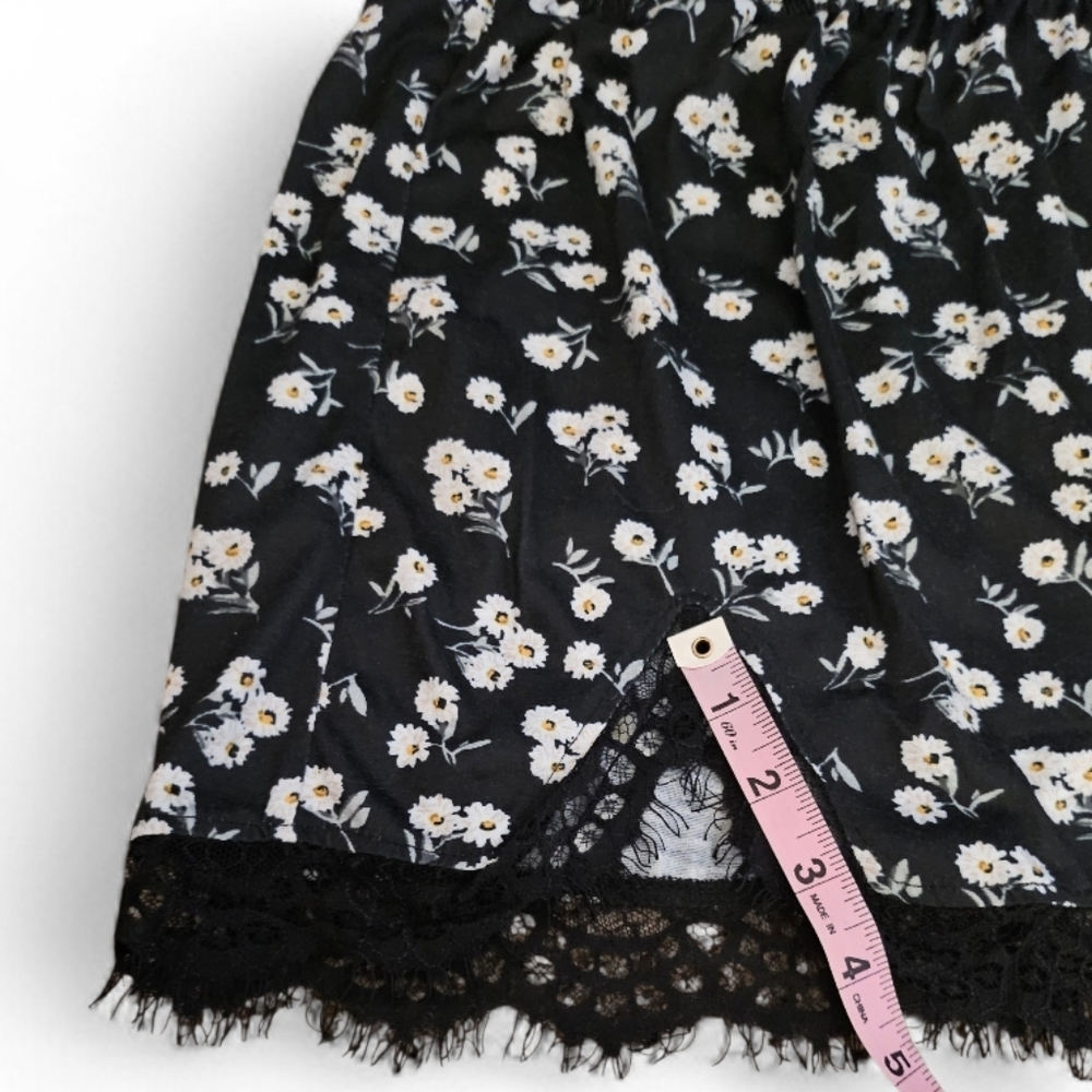 NWOT- Eyelash Lace Hem Daisy Floral Mini Skirt - Picture 9 of 10
